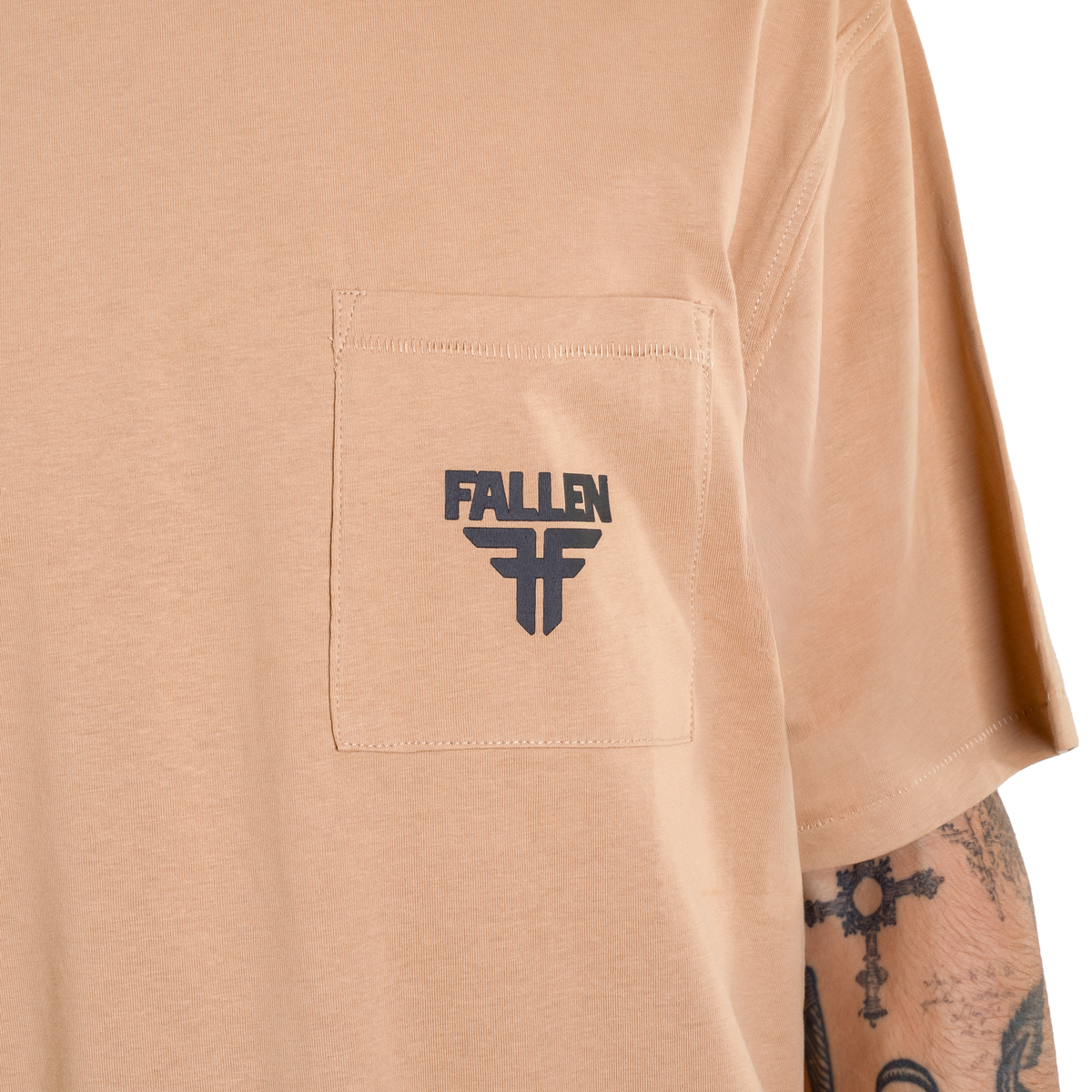 REMERA TRADEMARK POCKET IMPORTADO