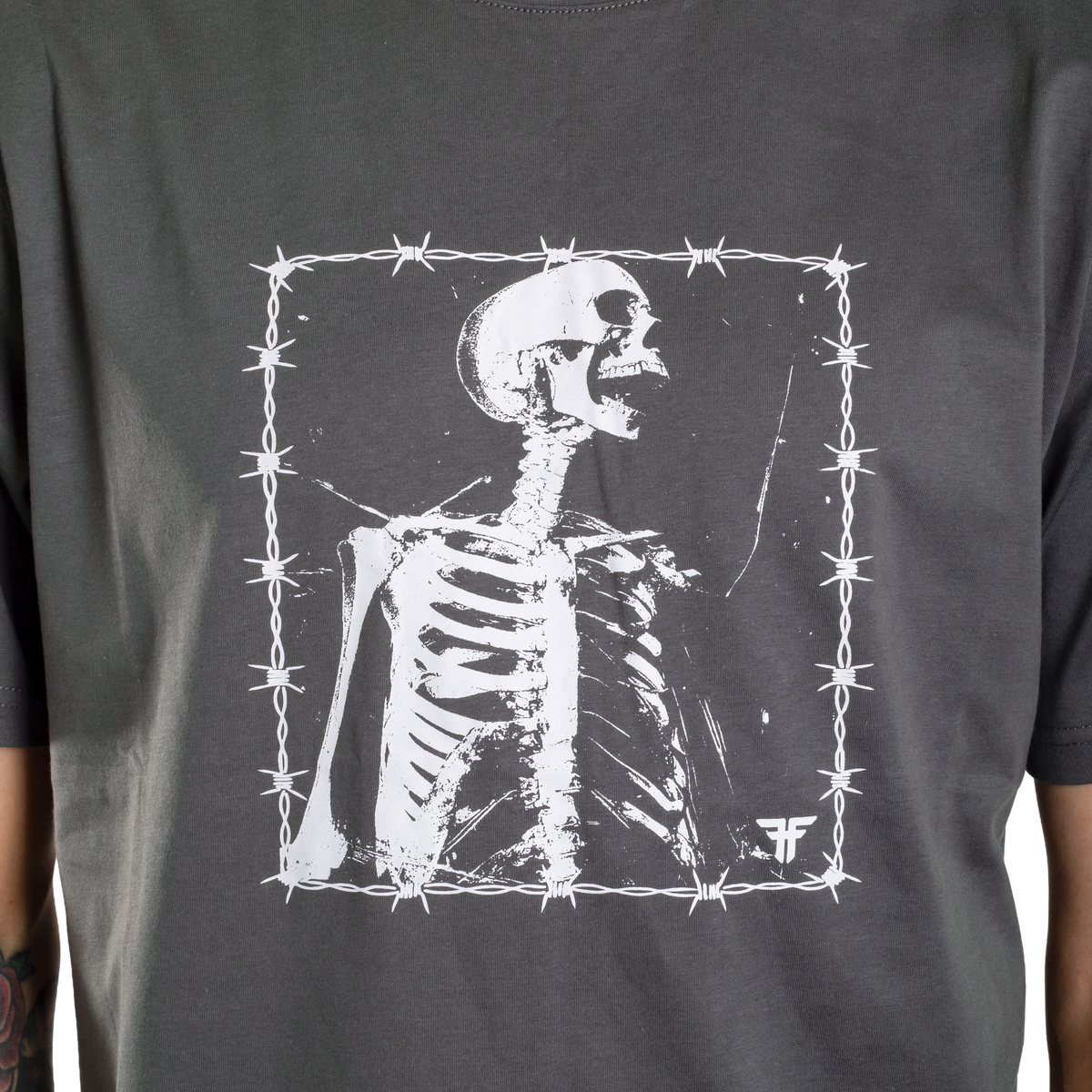 REMERA BARBED BONES