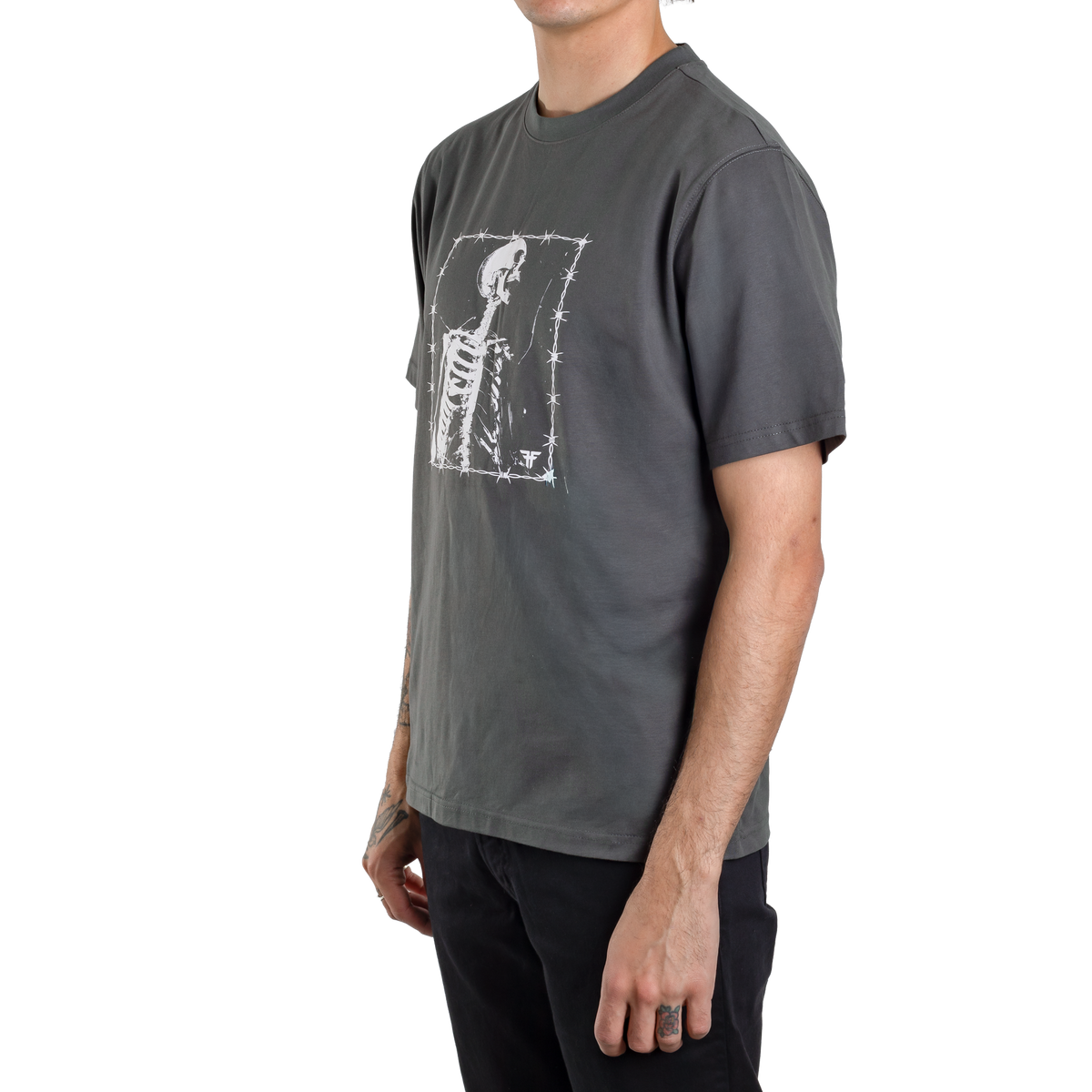 REMERA BARBED BONES